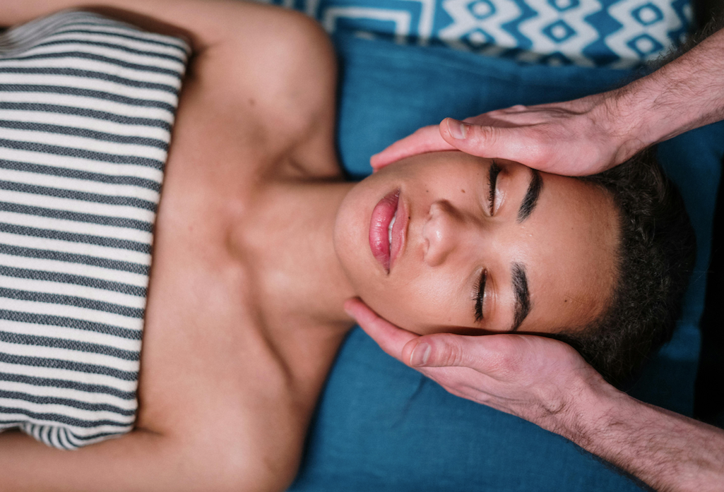 Peeling sur peau noire : bonne ou mauvaise idée ?