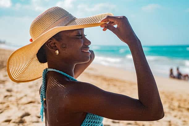 Protéger sa peau noire durant l'été : la routine skincare idéale